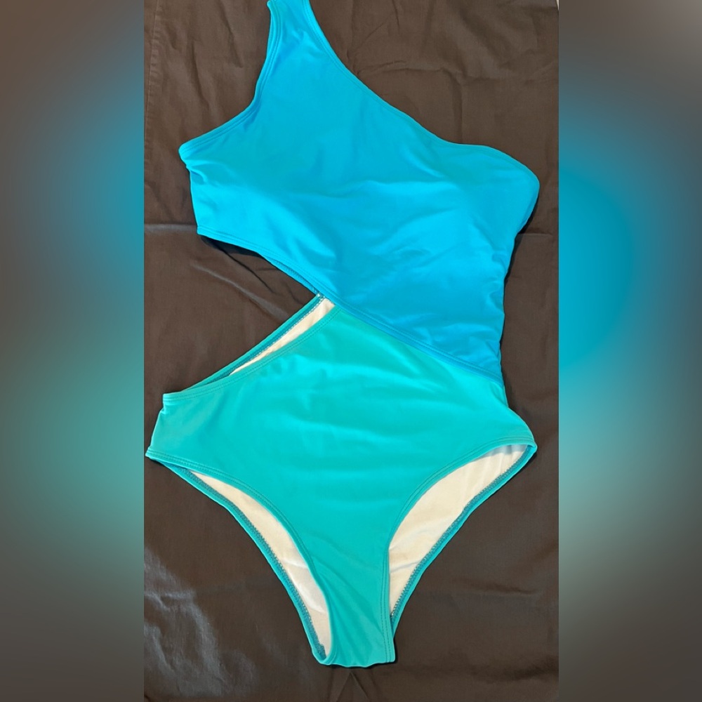 NWOT One Piece One Shoulder Cut-Out Swimsuit Size Medium